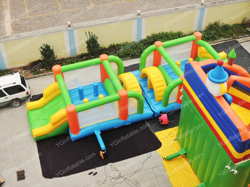 Carrera de obstáculos inflable para niñosGE147